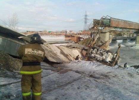 Опубликованы кадры рухнувшего в РФ моста вместе с грузовиком (ВИДЕО)