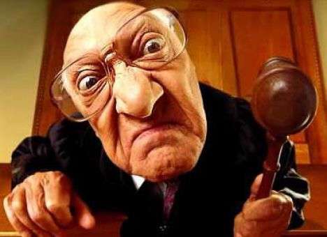 В РФ суд оштрафовал пенсионера, облившего судью фекалиями в знак протеста против коррупции