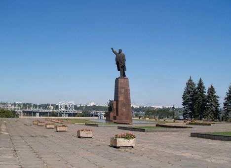 Последний день Ильича: Украина прощается c 20-метровым Лениным (ФОТО)