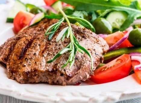 Медики рассказали, как правильно есть мясо