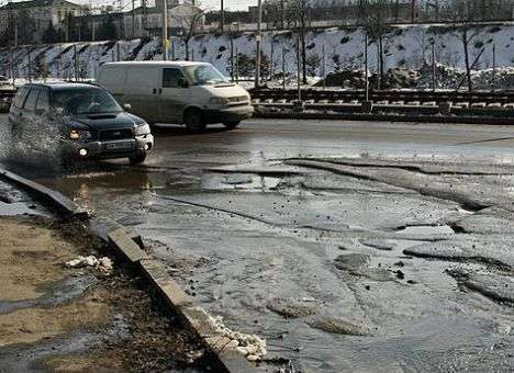 В столице начинают «лечить» дороги и мосты