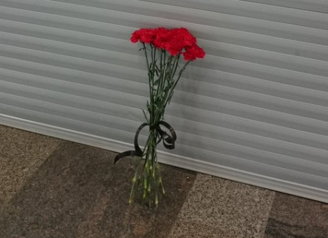 В ростовский аэропорт несут цветы с траурными лентами (ФОТО)