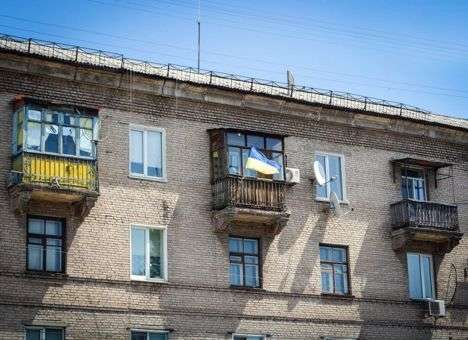 Россиянин рассказал, как его заставили снять с балкона флаг Украины