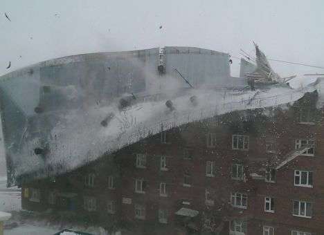 В Сети появилось шокирующее видео, как в РФ ветер сорвал крышу с многоэтажки (ВИДЕО)