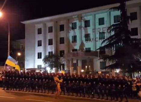 Необычная «битва» развернулась ночью под стенами посольства РФ  (ВИДЕО)