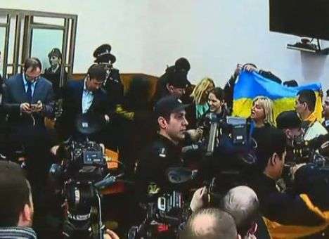 Как в суде над Савченко полиция толкала украинских дипломатов и забирала флаг (ВИДЕО)