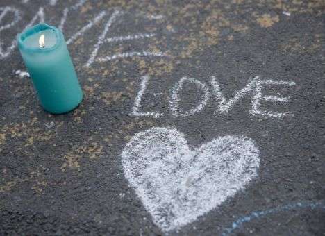 В центре Брюсселя сделали импровизированный мемориал посвященный терактам (ВИДЕО) (ФОТО)