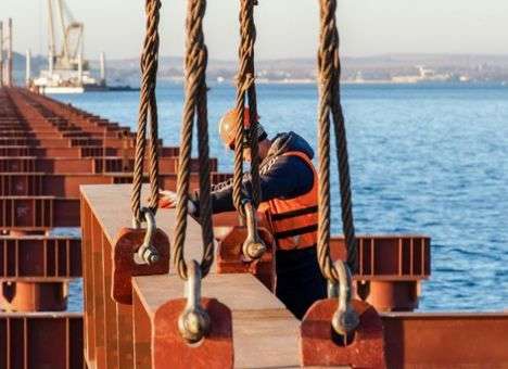 Строящийся в Крым мост уже сломали