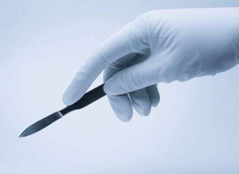 Российский хирург скальпелем проткнул пациентке глаз