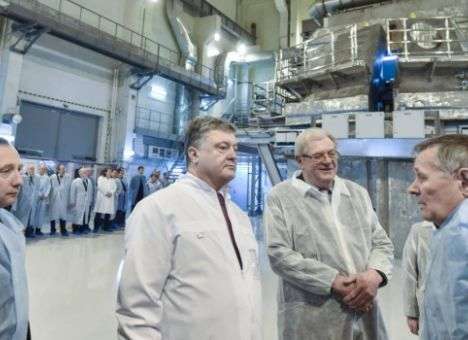 Порошенко в белом халате осмотрел последнюю разработку украинских физиков (ФОТО)