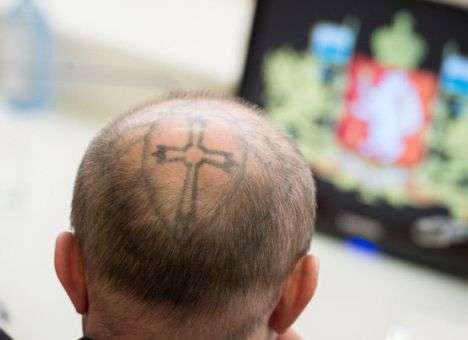 Российский депутат с татуировкой на голове «взорвал» соцсети (ФОТО)