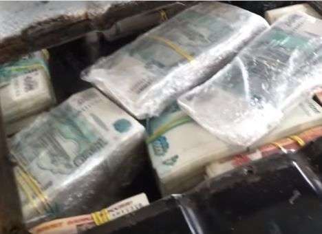 На украинских АЗС авто уже заправляют пачками денег (ВИДЕО)