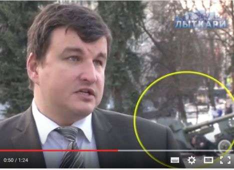Российский чиновник, рассказывающий о благоустройстве на фоне падающих людей, «порвал» сеть (ВИДЕО)
