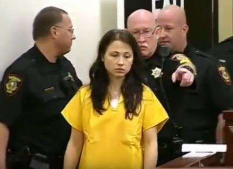 Шрамы и растерянный взгляд: Жену украинского музыканта, подозреваемую в убийстве дочерей, показали после трагедии (ВИДЕО)