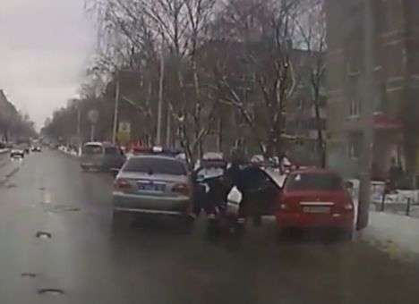 В РФ полицейские вытащили мужчину из авто и жестоко избили (ВИДЕО)