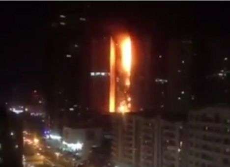 Пламя до небес: В ОАЭ полыхал элитный жилой комплекс (ФОТО)