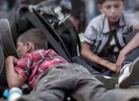 Фотограф показал жуткие кадры спящих детей беженцев (ВИДЕО)