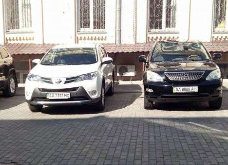 В хозяйственный суд Киева ездят только на элитных авто (ФОТО)