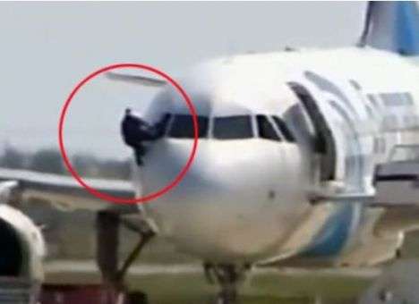 Угонщик египетского самолета задержан в аэропорту Кипра