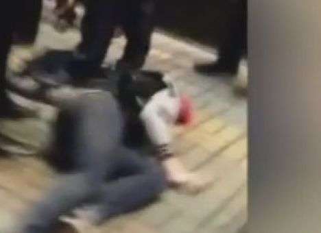 Охранники торгового центра из-за шутки жестоко избили подростка (ВИДЕО)