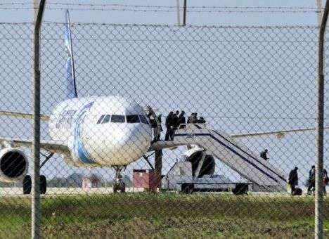 Угонщик египетского самолета не устоял перед просьбой женщины