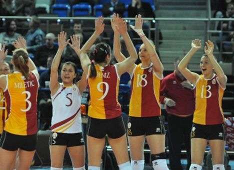 Турецкие болельщики закидали мусором российских волейболисток