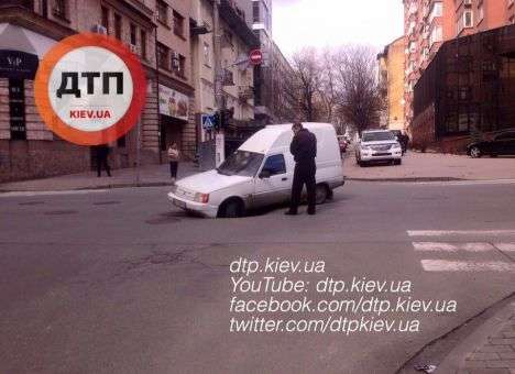 В центре Киева часть авто провалилось под землю (ФОТО)