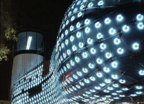 Самый странный дом в мире меняет фасад одним нажатием кнопки компьютера (ВИДЕО)