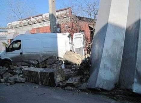 В Киеве мужчину убила рухнувшая стена (ФОТО)