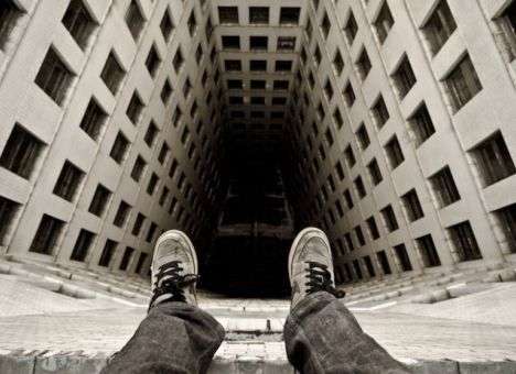 В сеть выложили шокирующие кадры падения зампрокурора с 12 этажа высотки в Москве (ВИДЕО+18)