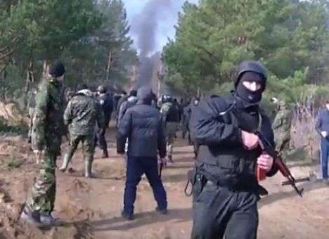 Почти тысяча вооруженных людей в балаклавах напали на полицейских (ВИДЕО)