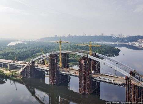 В Киеве парень рухнул с огромной высоты