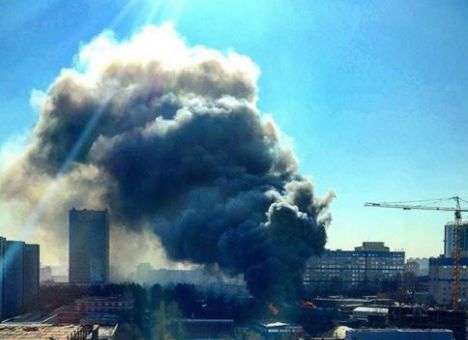 Москву накрыл едкий дым из-за масштабного пожара ангара с авто (ВИДЕО)