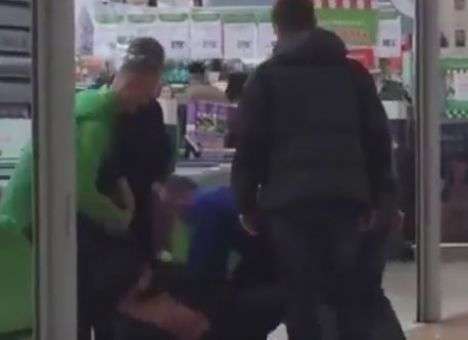 В РФ мужчина с криками «Это Спарта» пытался вынести спиртное из магазина (ВИДЕО)