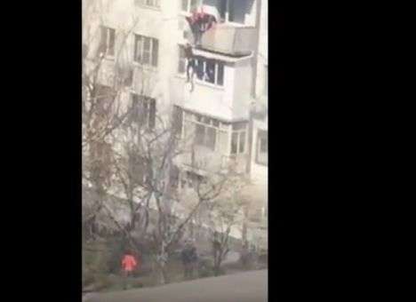 Молодые люди, транслируя падение мужчины с балкона, требовали «лайки» (ВИДЕО)