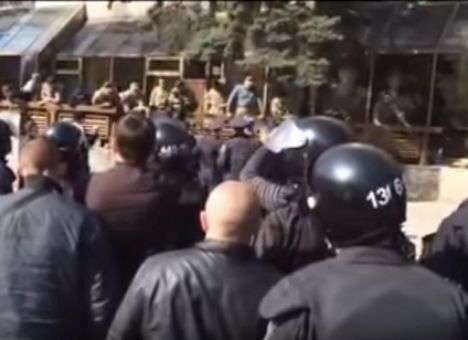 В центре Киева захватили гостиницу (ВИДЕО)