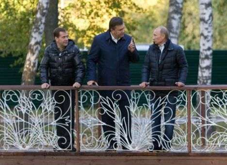 В резиденцию Путина везут разноцветные бюстгальтеры и термотрусы