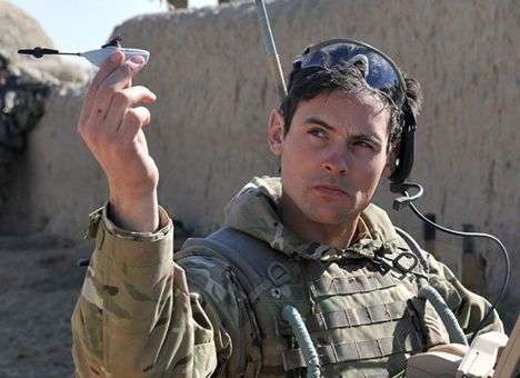 Солдат США экипируют мини-беспилотниками