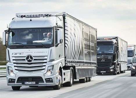 Беспилотные грузовики Mercedes-Benz отправились в поездку колонной