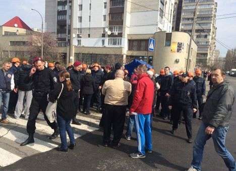 Киевляне проливают кровь, протестуя против трех многоэтажек (ФОТО)