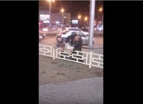 Били крестом: Священник в РФ жестоко избил мужчину (ВИДЕО)