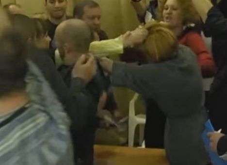 Бывшая глава поселка Матюшина била депутатов микрофоном и вырывала волосы (ВИДЕО)