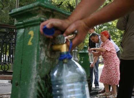 Киевлянам объяснили, когда вода в бюветах не питьевая