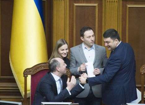 Стало известно, чем Гройсман шантажирует Порошенко