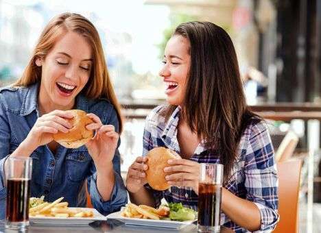Стало известно, какая опасность грозит любителям фаст-фуда