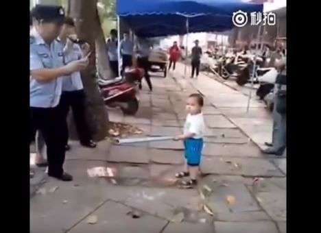 В Сети появились кадры, как маленький мальчик набросился на обидчиков родителей (ВИДЕО)