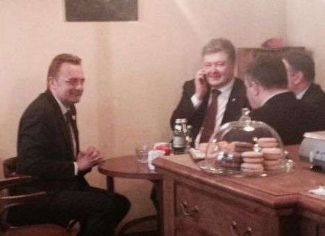 А клиенты - сотрудники СБУ: Соцсети обсуждают визит Порошенко в кафе (ФОТО)