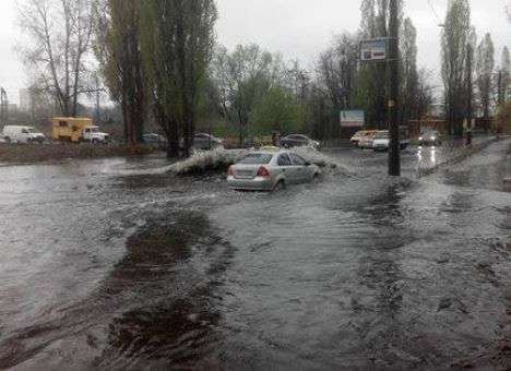 В Киеве потоп: на дороге метр воды, волны поднимают машины (ФОТО)