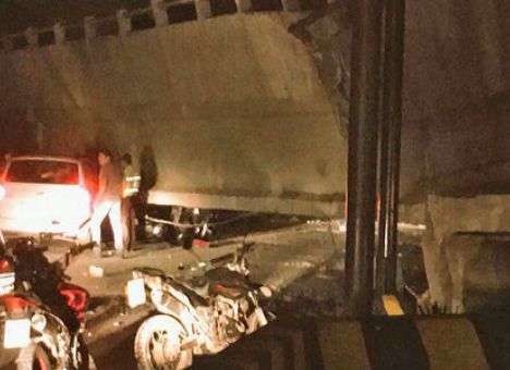 Разрушенные землетрясением дома нависли над улицами Эквадора (ФОТО)