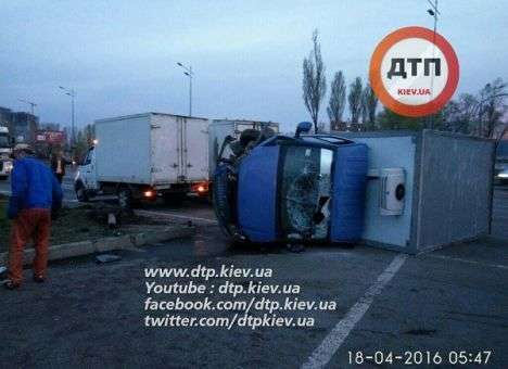 В Киеве в одну аварию попали два пьяных водителя (ФОТО)